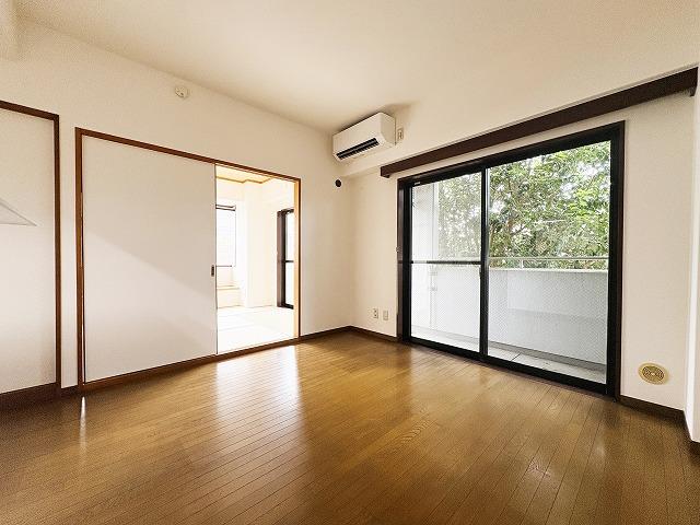 二俣川YSマンションの居間写真