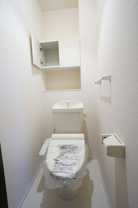 トイレ　戸棚付きが便利！温水洗浄暖房便座トイレです