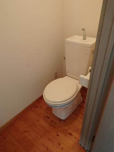 トイレ　落ち着いた色調のトイレです
