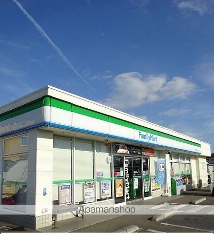 コンビニ　ファミリーマート（コンビニ）まで800m