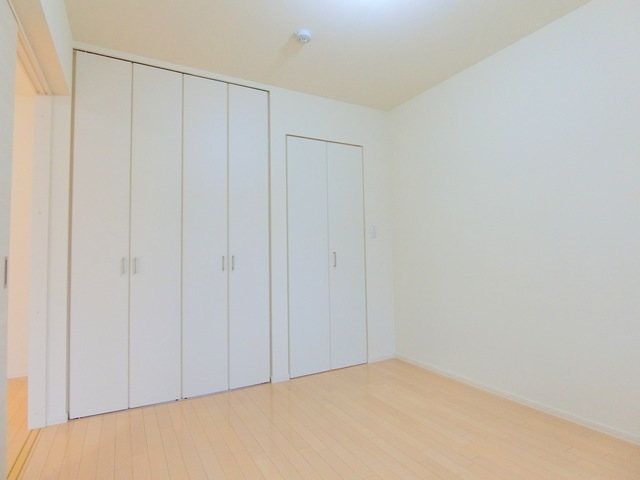 居室・リビング　たっぷり収納のあるお部屋です。