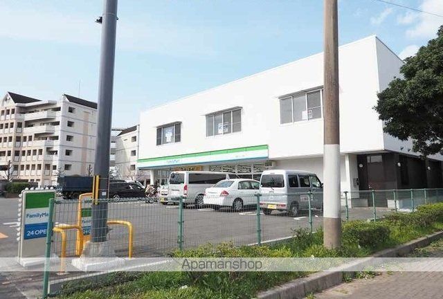 コンビニ　ファミリーマート（コンビニ）まで950m
