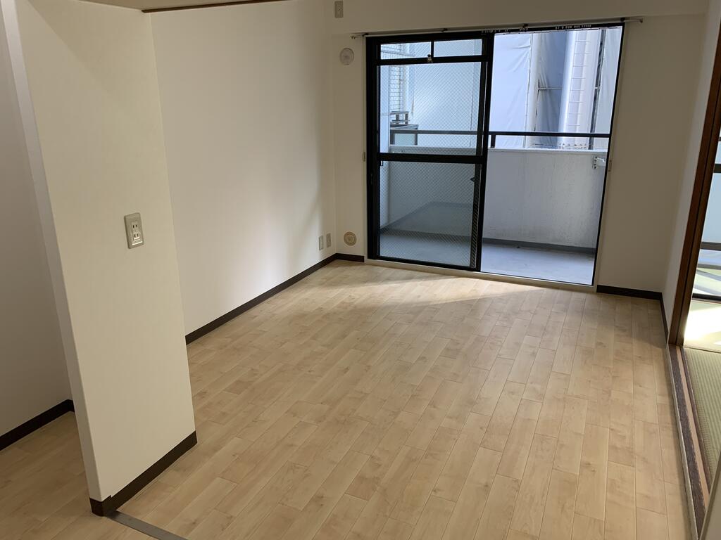 ハイロイヤル夕陽丘の居間写真