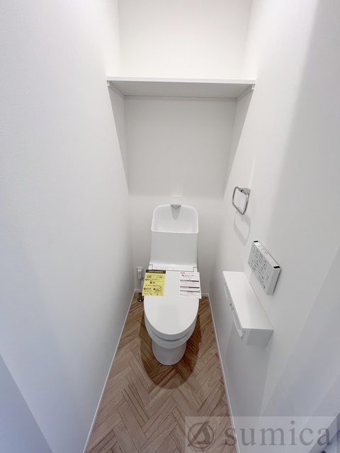 トイレ　人気アイテムの温水洗浄便座。清潔感のあるトイレです。