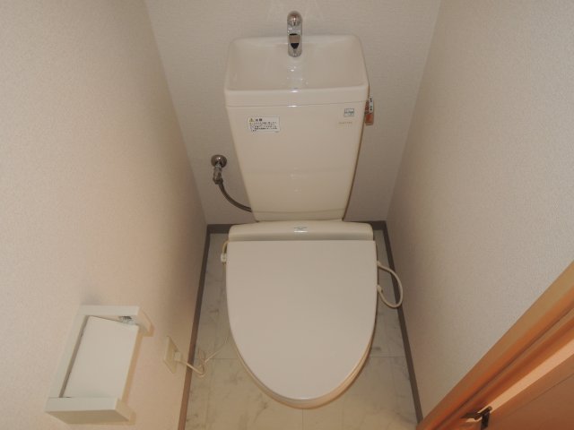 京王線 笹塚駅 徒歩5分 4階建 築22年のトイレ写真