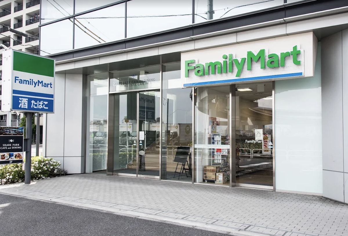 コンビニ　ファミリーマート オンワードベイパークビル店（コンビニ）まで126m