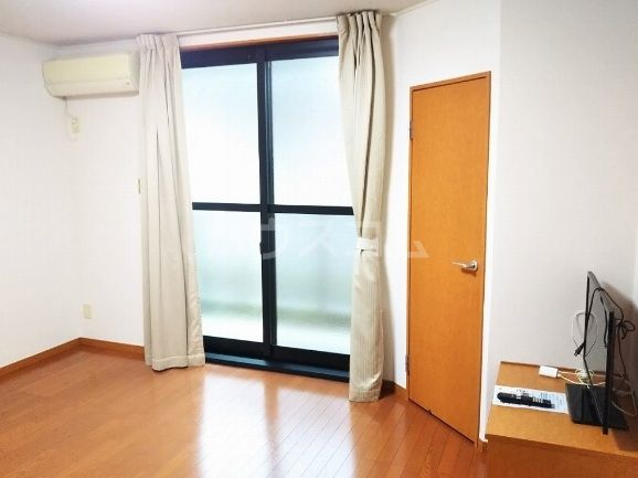 レオパレスサンシティフルヤIIIの居間写真