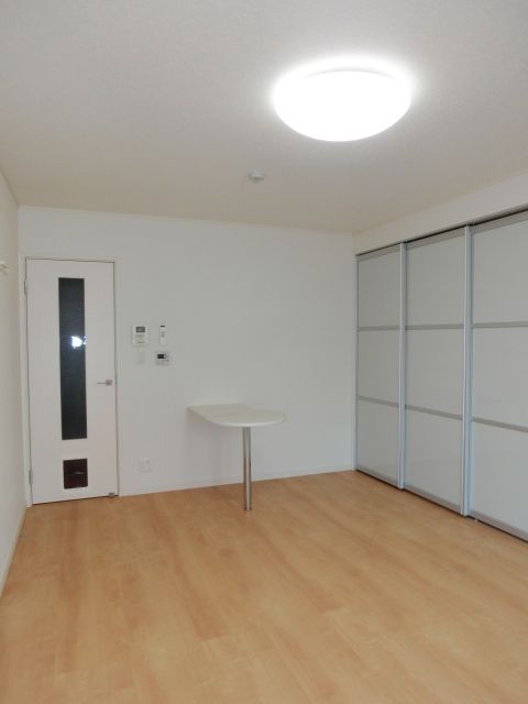 その他部屋・スペース　バルコニー側からのお部屋です。