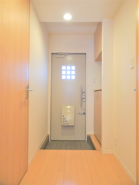玄関　玄関側からも採光あり！いつでも明るい玄関周り！
