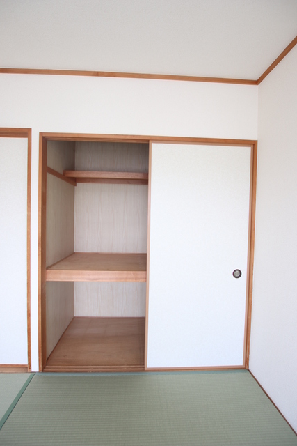 収納　６帖和室にはバルコニー付