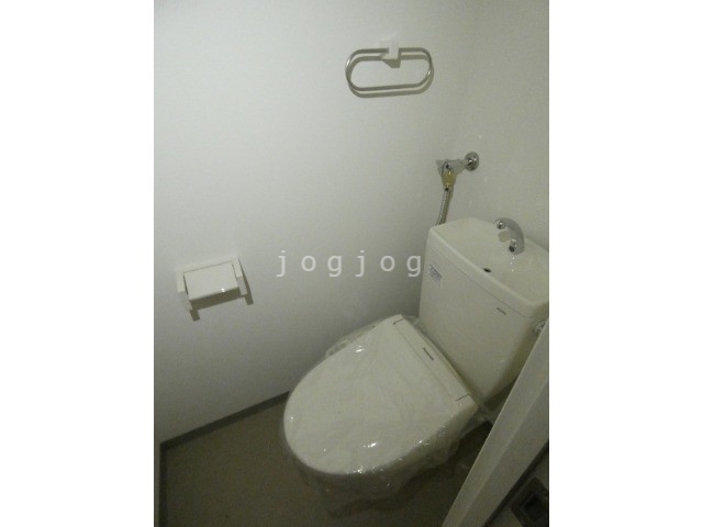 トイレ　嬉しい温水洗浄便座付きのトイレです。