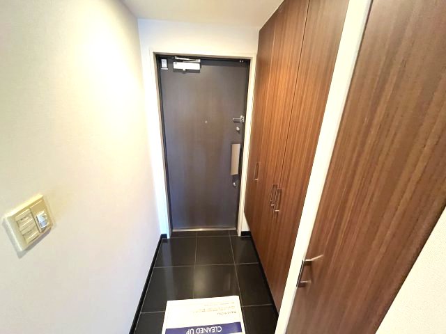 玄関　イメージとして同マンション他部屋を表示しています