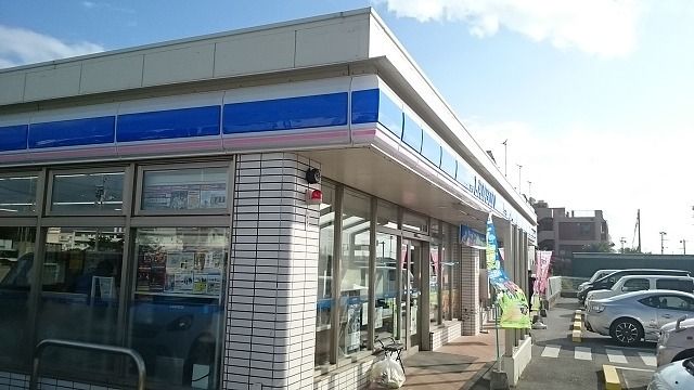 コンビニ　ローソン糸満真栄里団地前店（コンビニ）まで500m