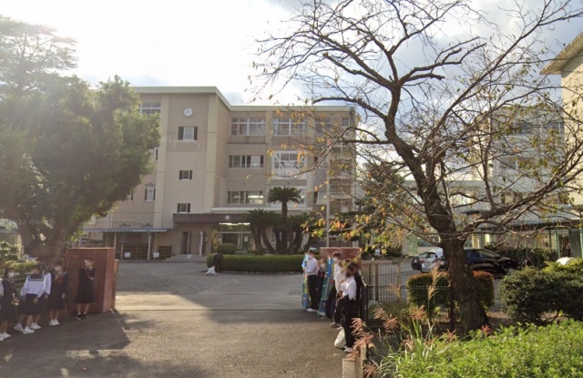 中学校　静岡市立清水第四中学校（中学校）まで585m