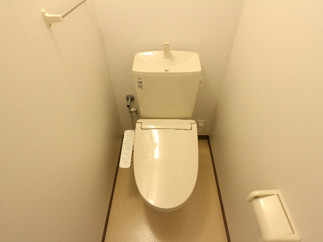 トイレ　清潔感のあるユニットバスですよ