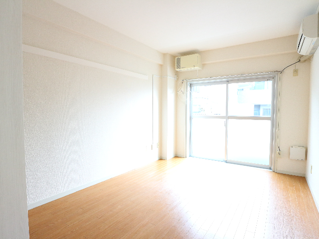 居室・リビング　大きな窓で明るいお部屋