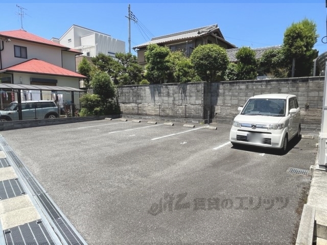 【木津川市相楽のアパートの駐車場】