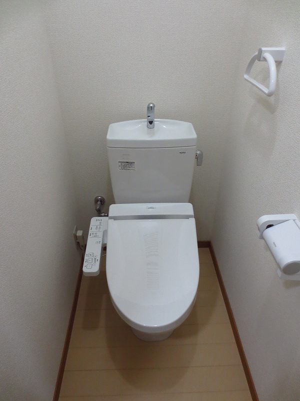 トイレ　温水洗浄便座付きのトイレです。