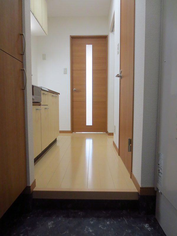 玄関　キッチンと居室が分かれているシンプルな間取りです。