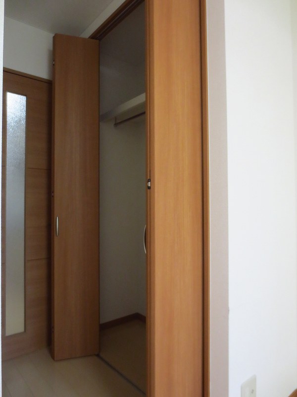 収納　洋室内に１間ほどのクローゼットがあります