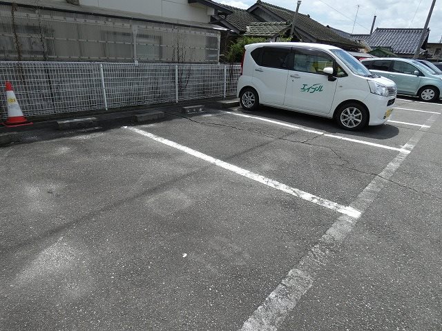 【鈴蘭Ｂの駐車場】