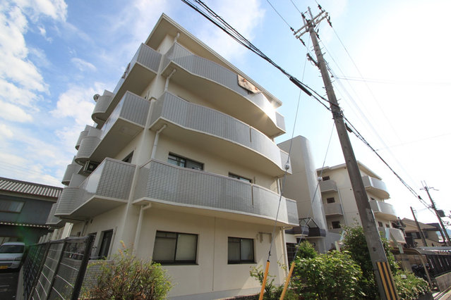 香芝市五位堂のマンションの建物外観