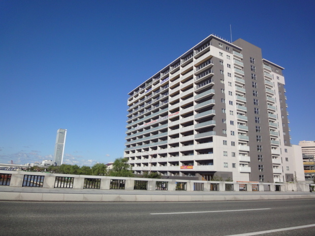 新潟市中央区万代のマンションの建物外観