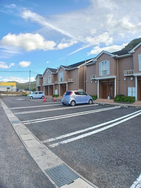 【竹原市西野町のアパートの駐車場】