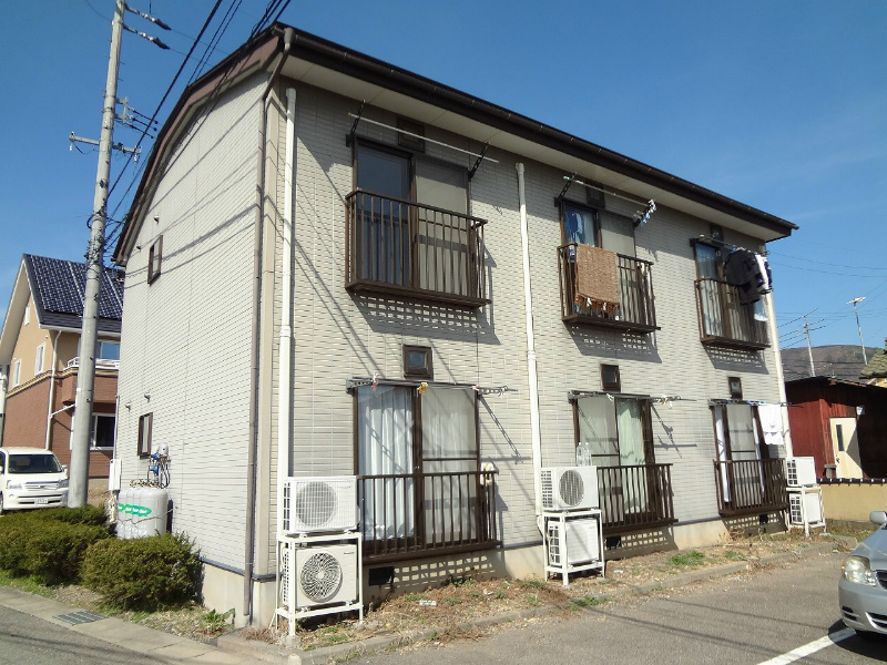 松本市大字岡田松岡のアパートの建物外観