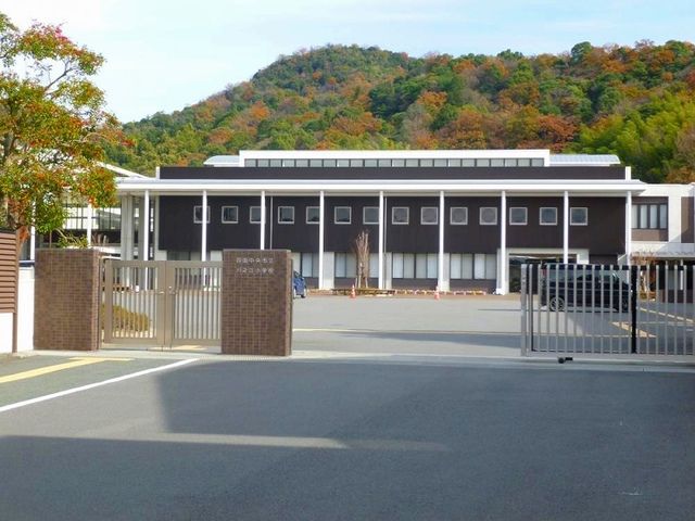 【レクサス・ネオIの小学校】