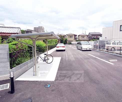 【城陽市寺田のアパートの駐車場】