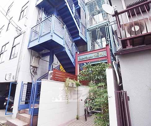 京都市左京区岡崎円勝寺町のマンションの建物外観