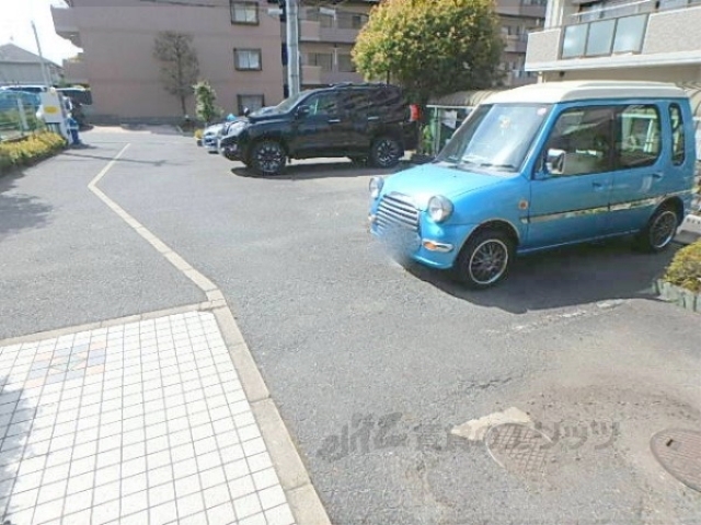 【宇治市木幡のマンションの駐車場】