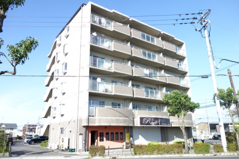 近江八幡市鷹飼町北のマンションの建物外観