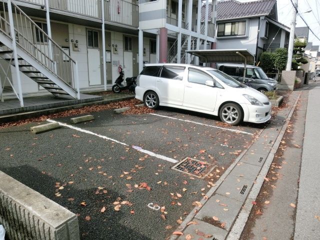 【越谷市花田のアパートの駐車場】