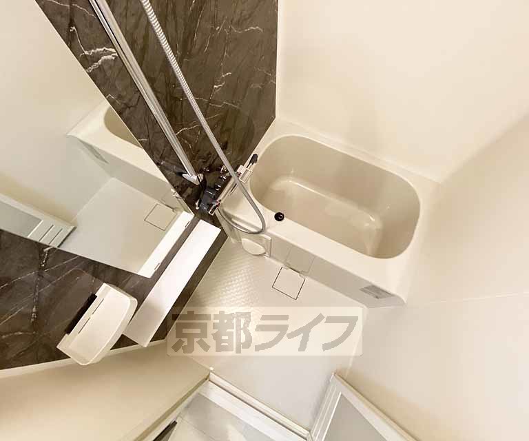 バス・シャワールーム　鏡のある便利なお風呂