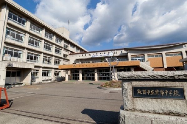 中学校　粟野中学校（中学校）まで1900m