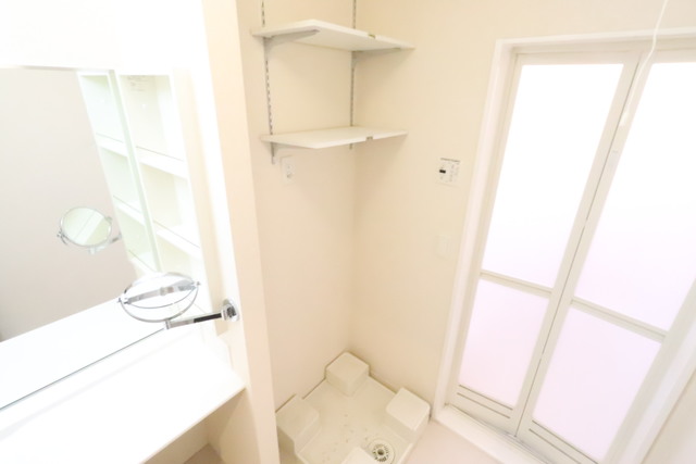 その他　可動式の棚付き室内洗濯機置き場です☆