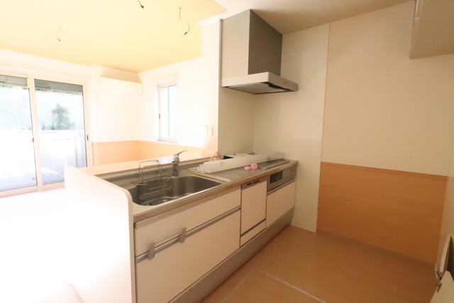 キッチン　３口ＩＨ、グリル、整流版レンジフード、浄水器、食洗器付き！