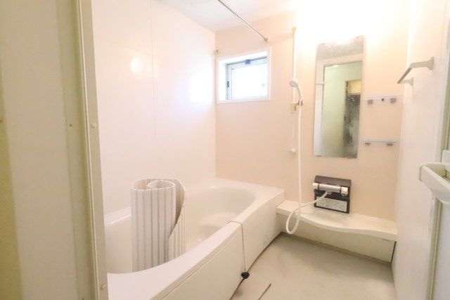 バス・シャワールーム　浴室暖房乾燥機能付きの浴室です☆