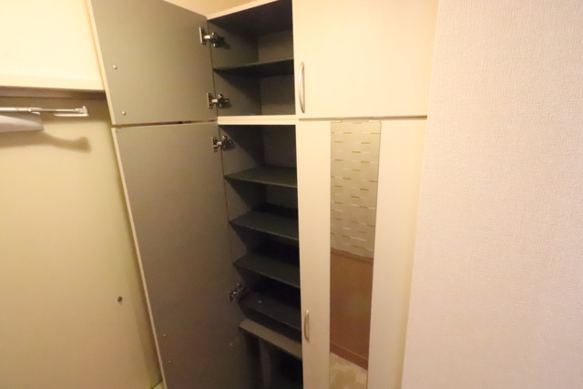 玄関　玄関に鏡が付いている大型シューズボックスがあります☆