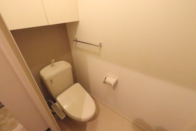 トイレ　温水洗浄便座にアメニティを収納できるトイレです！