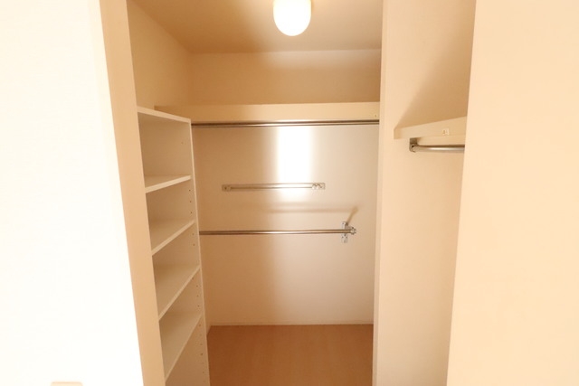 収納　７帖洋室にあるウォークインクローゼットです☆