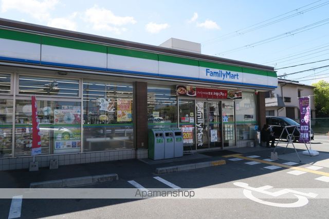 コンビニ　ファミリーマート（コンビニ）まで823m