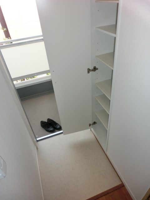 玄関　玄関下駄箱あり