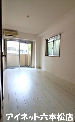 その他部屋・スペース　大きな窓からの日差しが心地よいです。