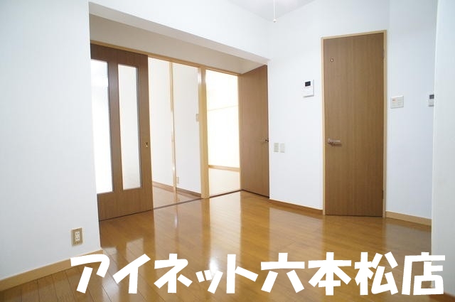 居室・リビング　家具の配置に困らないリビングですね。