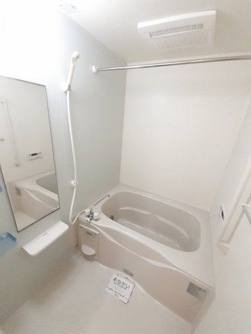 バス・シャワールーム　コンパクトで使いやすいお風呂です