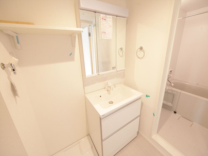 洗面設備　脱衣所　独立洗面台（シャンプードレッサー付）　同仕様写真