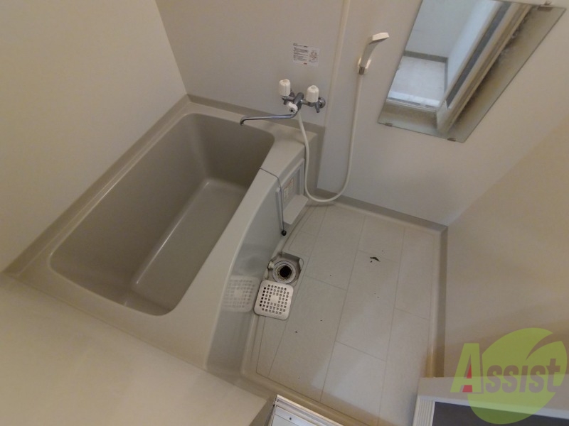 バス・シャワールーム　こちらはお風呂。一日の疲れをここで癒してください。